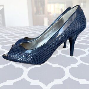 Office Siren Blue Snakeskin Peep Toe Pumps - Kelly & Katie - Size 8 EUC